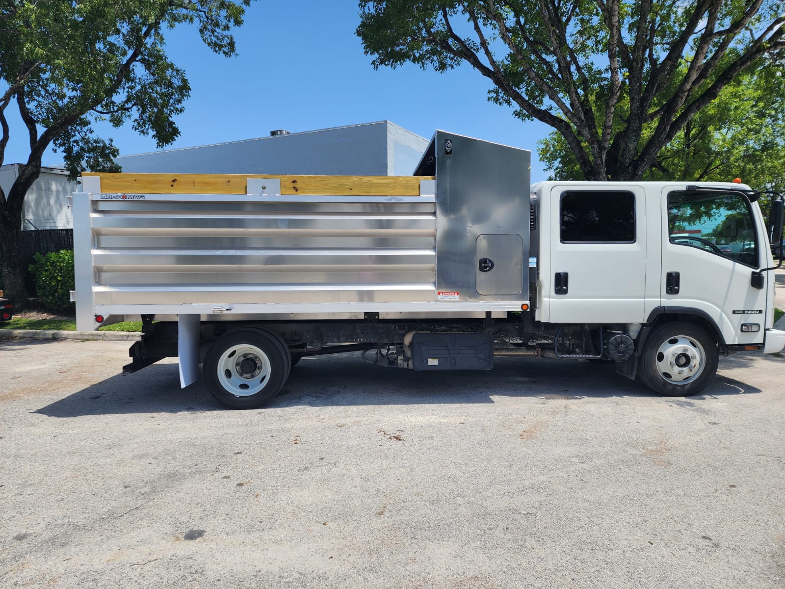 2022 ISUZU NRR 14' aluminum dump bed