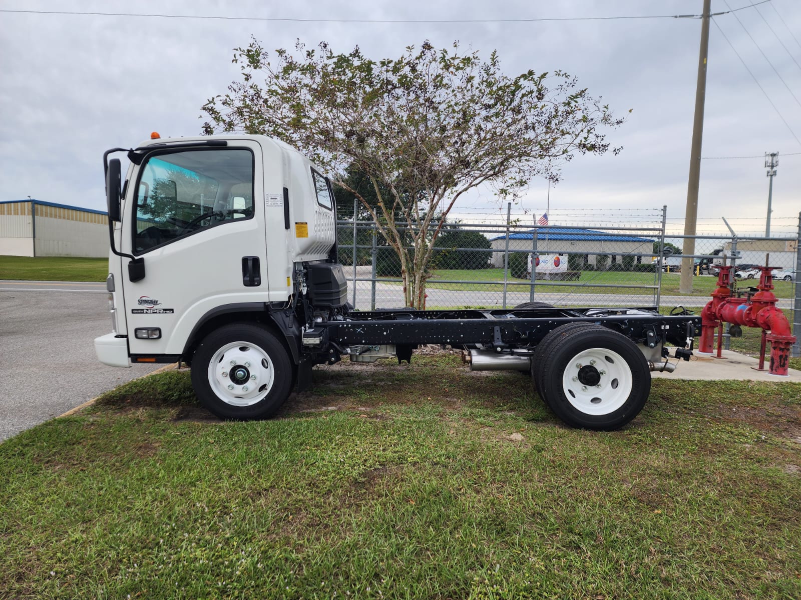 2024 ISUZU NPR HD CAB & CHASSIS V-8 123 side