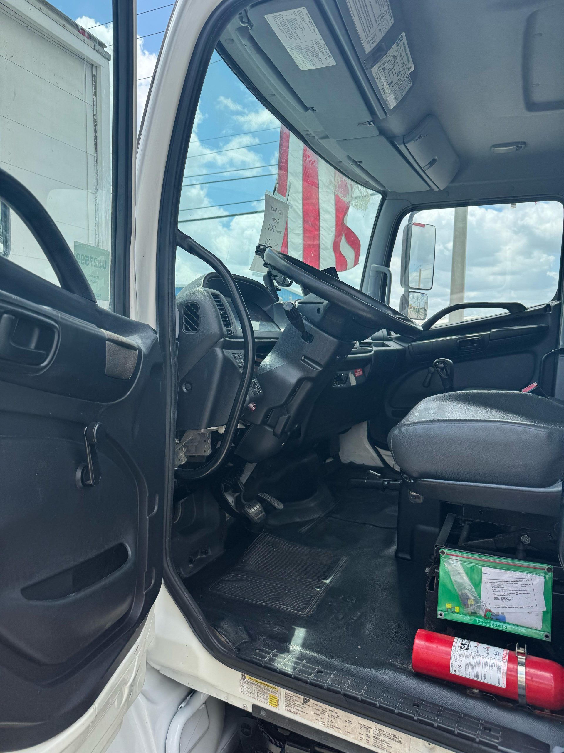 2010-hino-box-truck-interior2