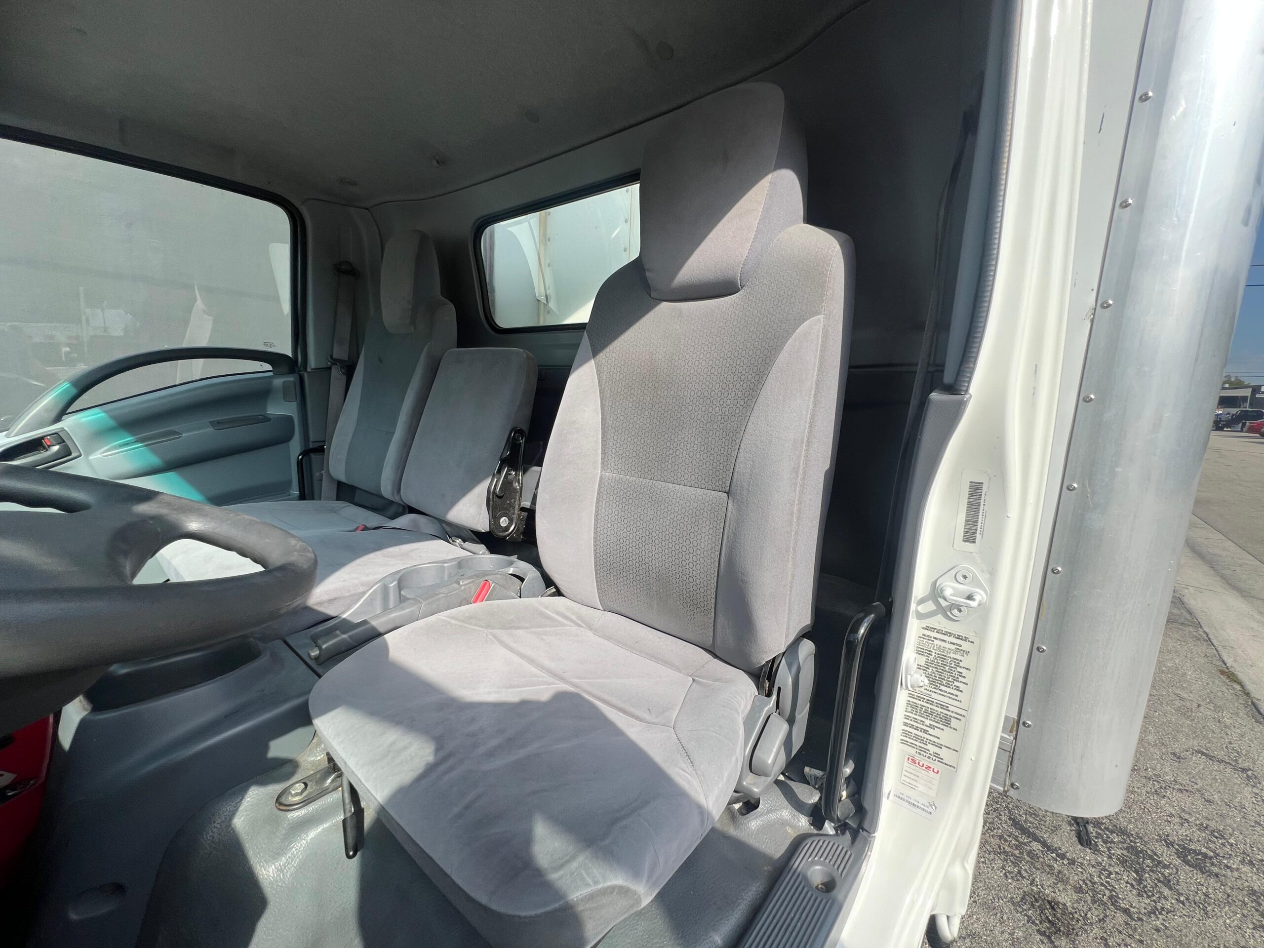 2016-isuzu-81k-miles-reefer-truck-interior (2)