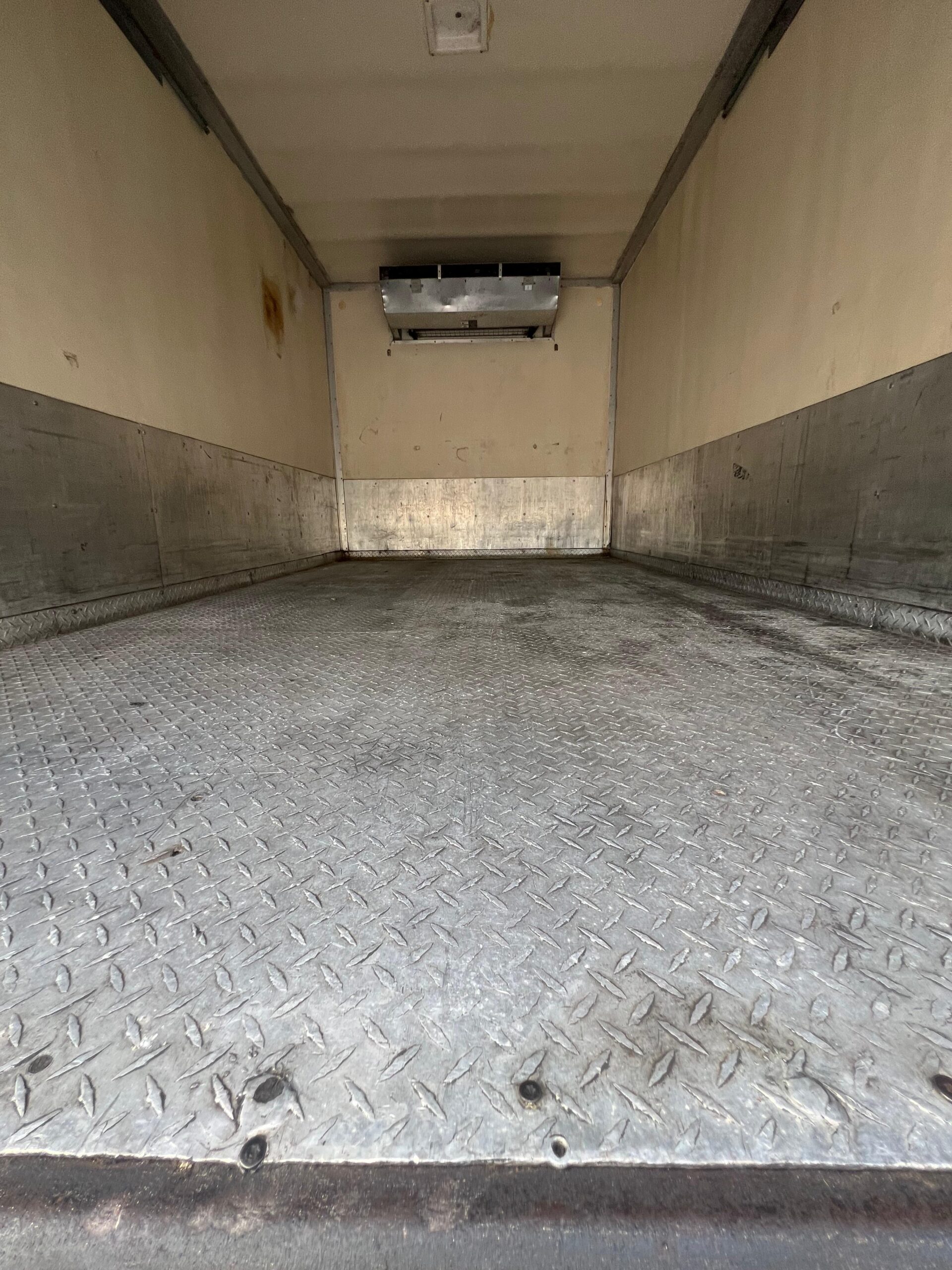 2016-isuzu-81k-miles-reefer-truck-interior