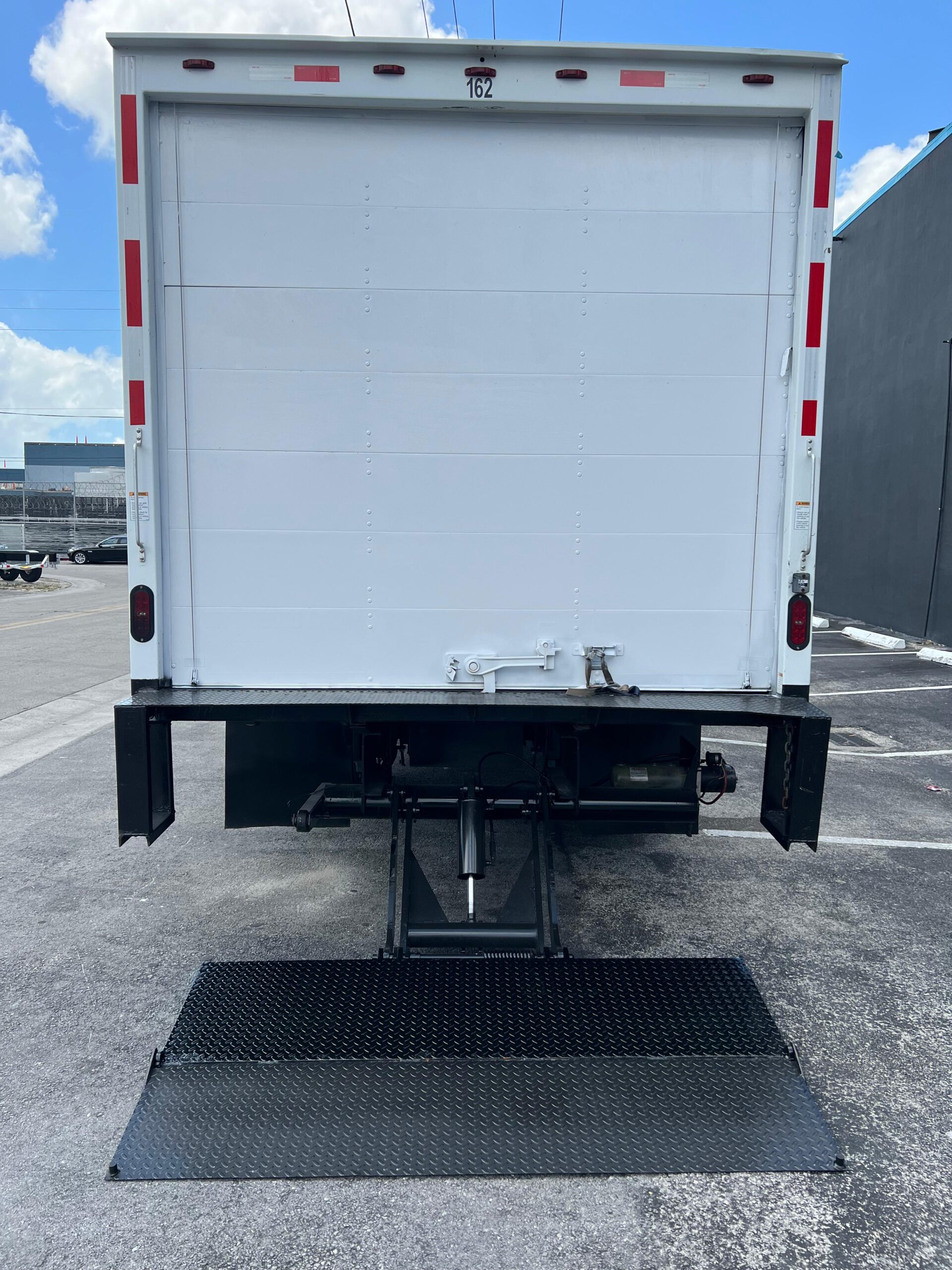 2017-isuzu-box-truck-liftgate-back