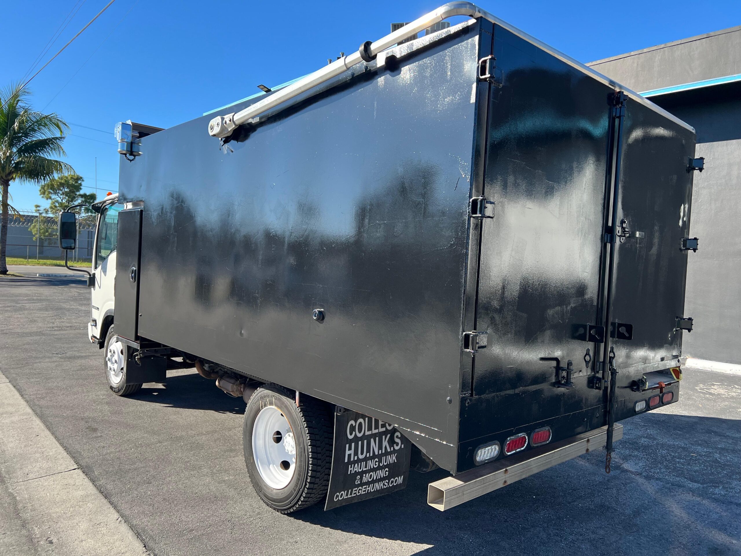 2017-isuzu-garbage-remove-truck-back