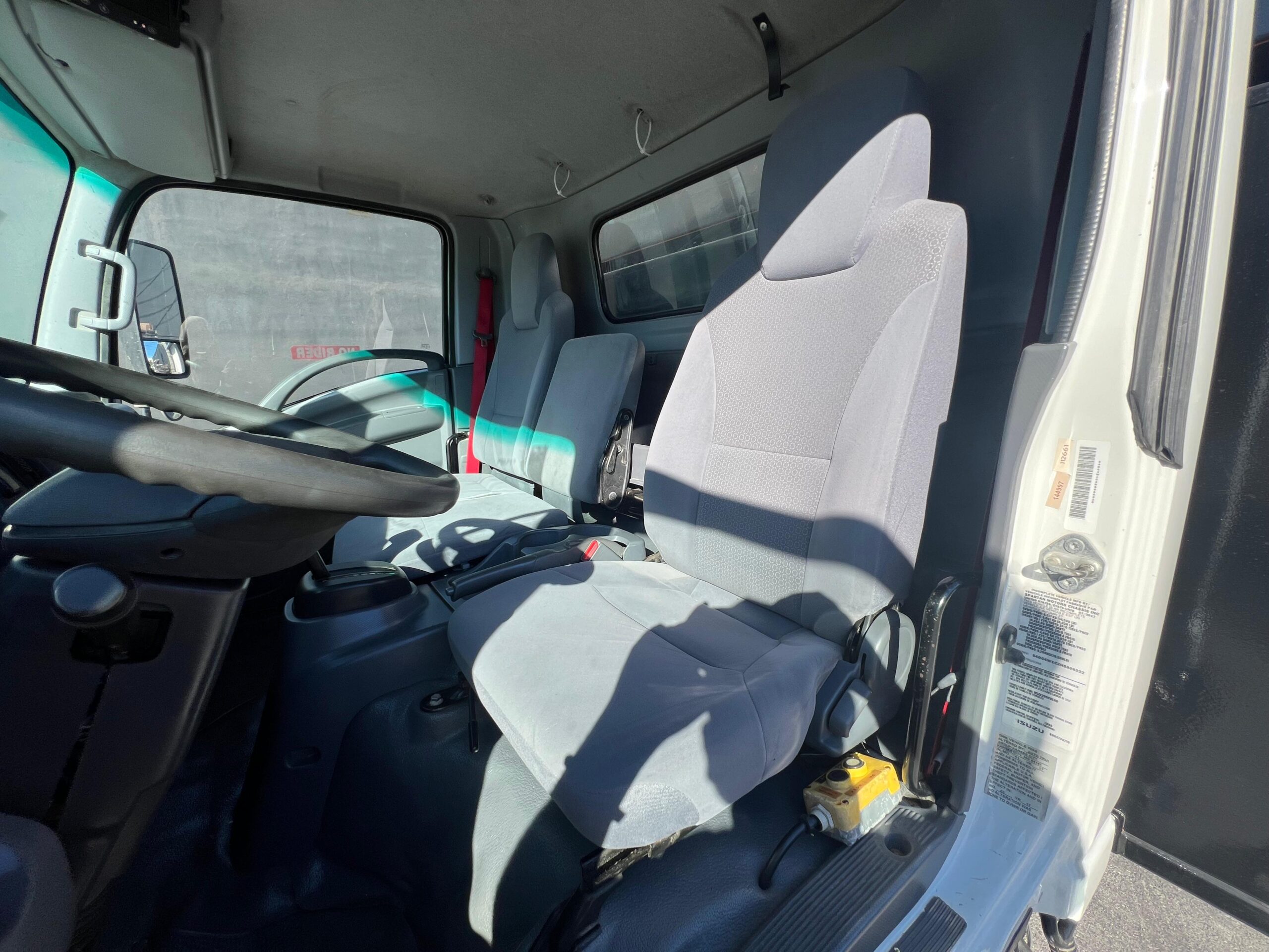 2017-isuzu-garbage-remove-truck-interior