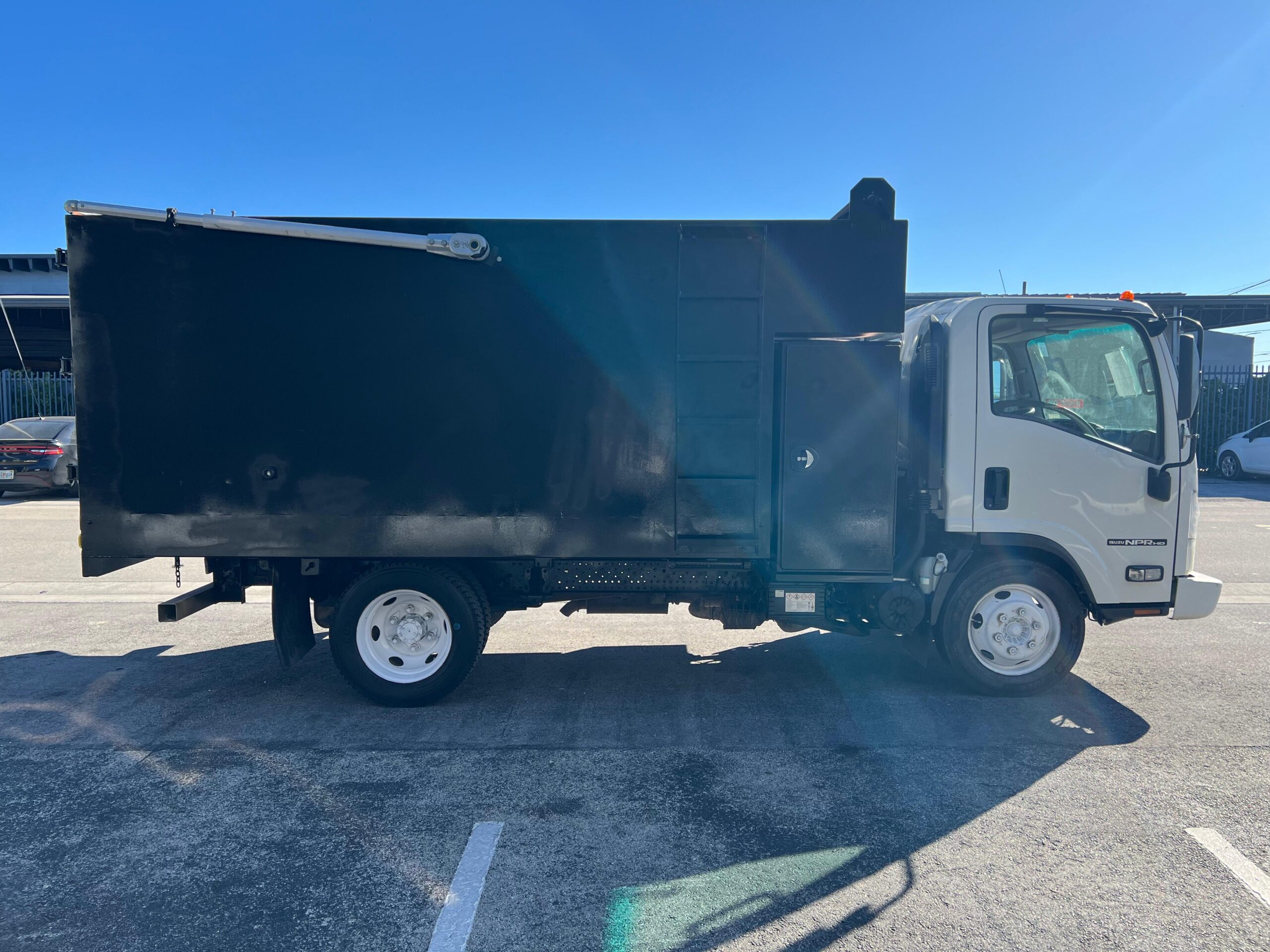 2017-isuzu-garbage-remove-truck-side2