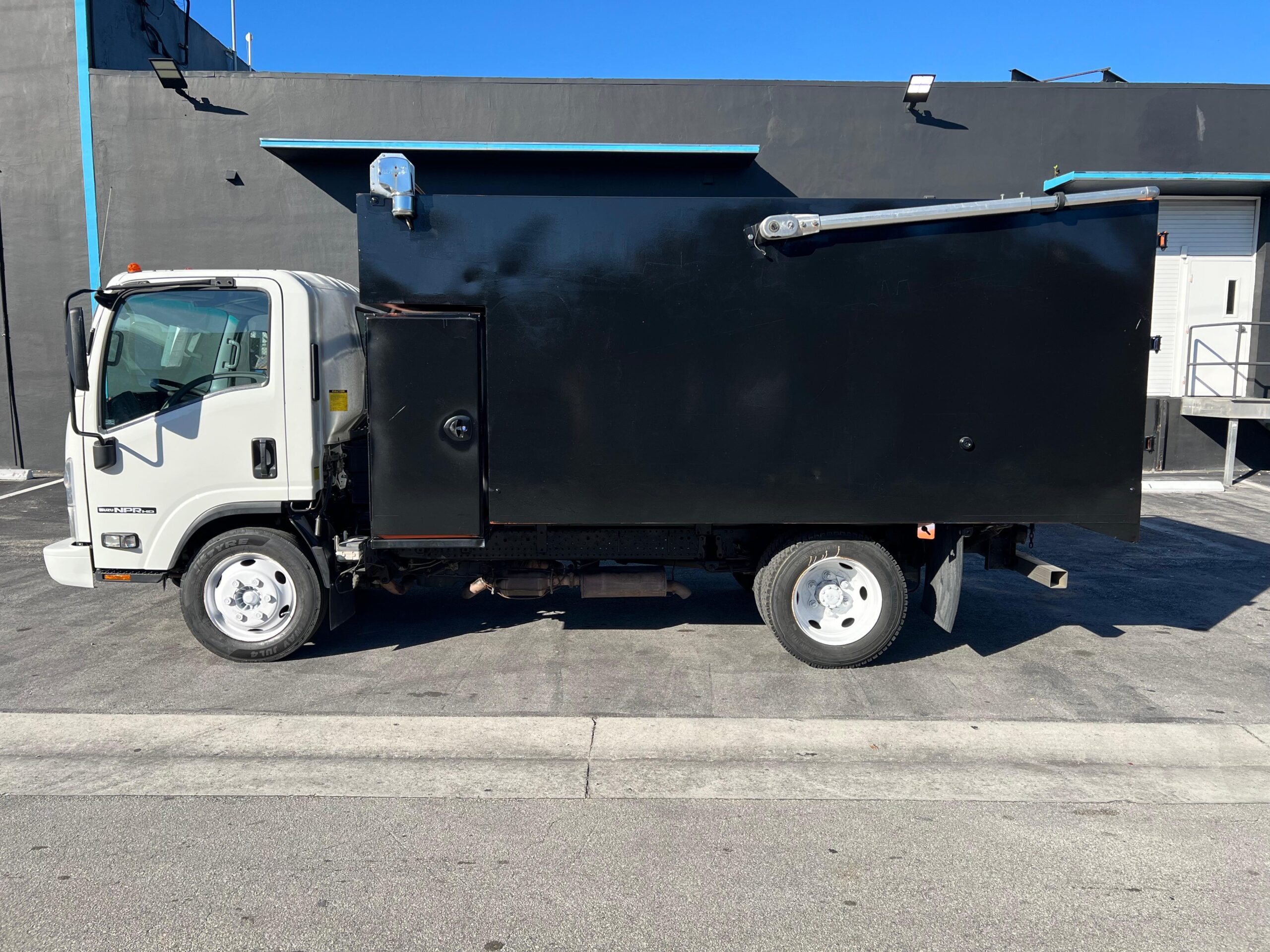 2017-isuzu-garbage-remove-truck-side3