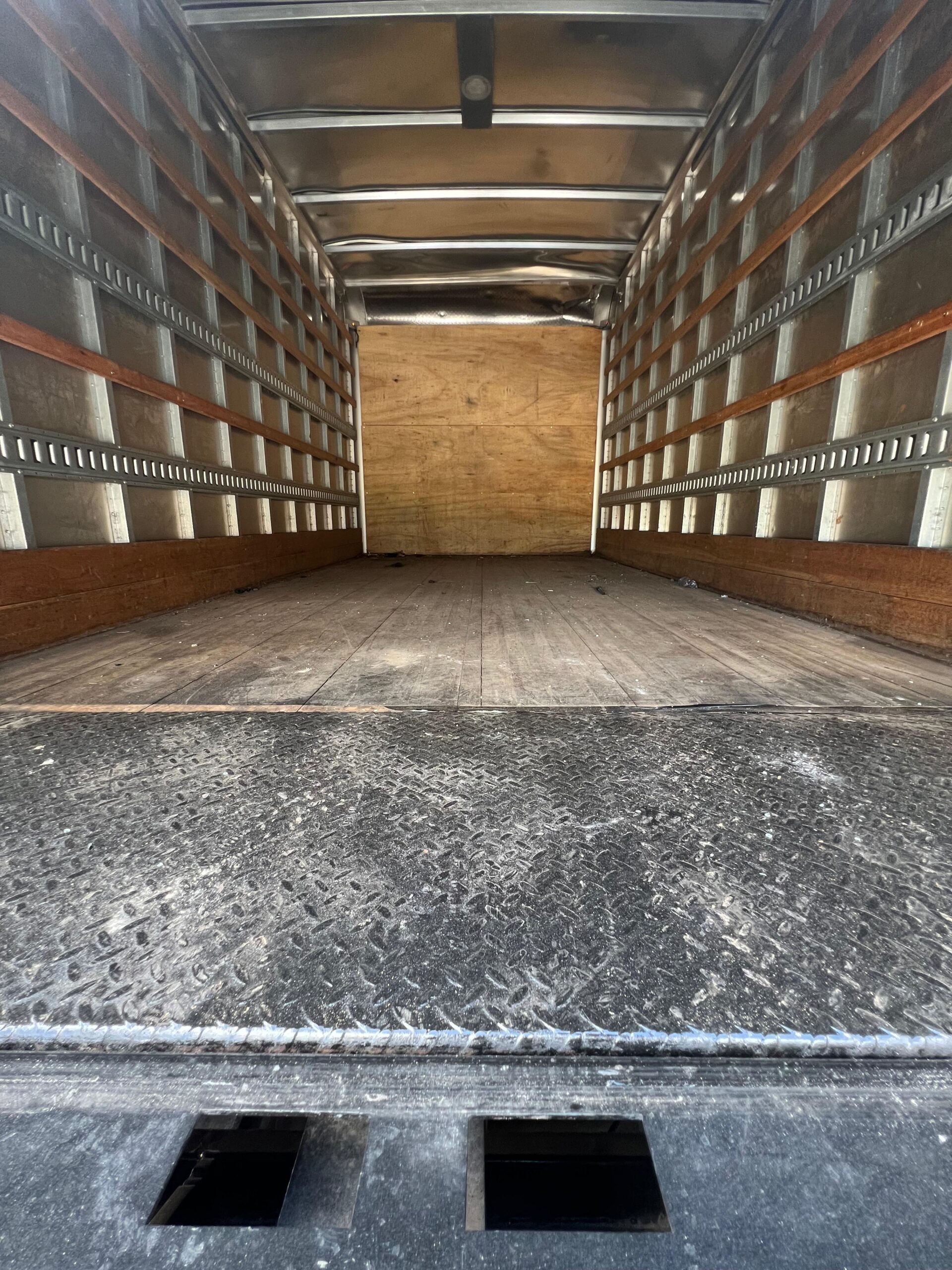 2022-isuzu-npr-xd-62k-miles-box-truck-interior