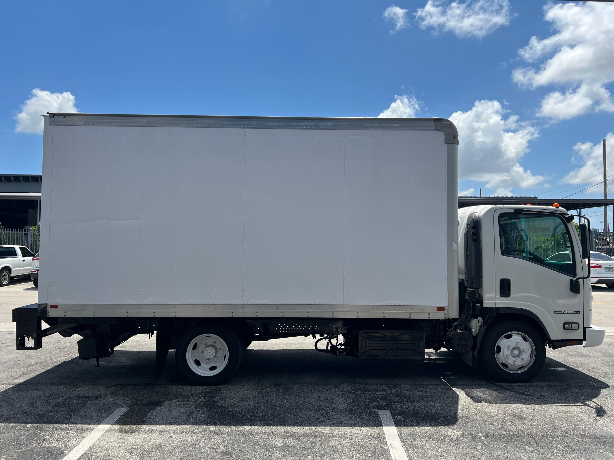 2022-isuzu-npr-xd-62k-miles-box-truck-side2