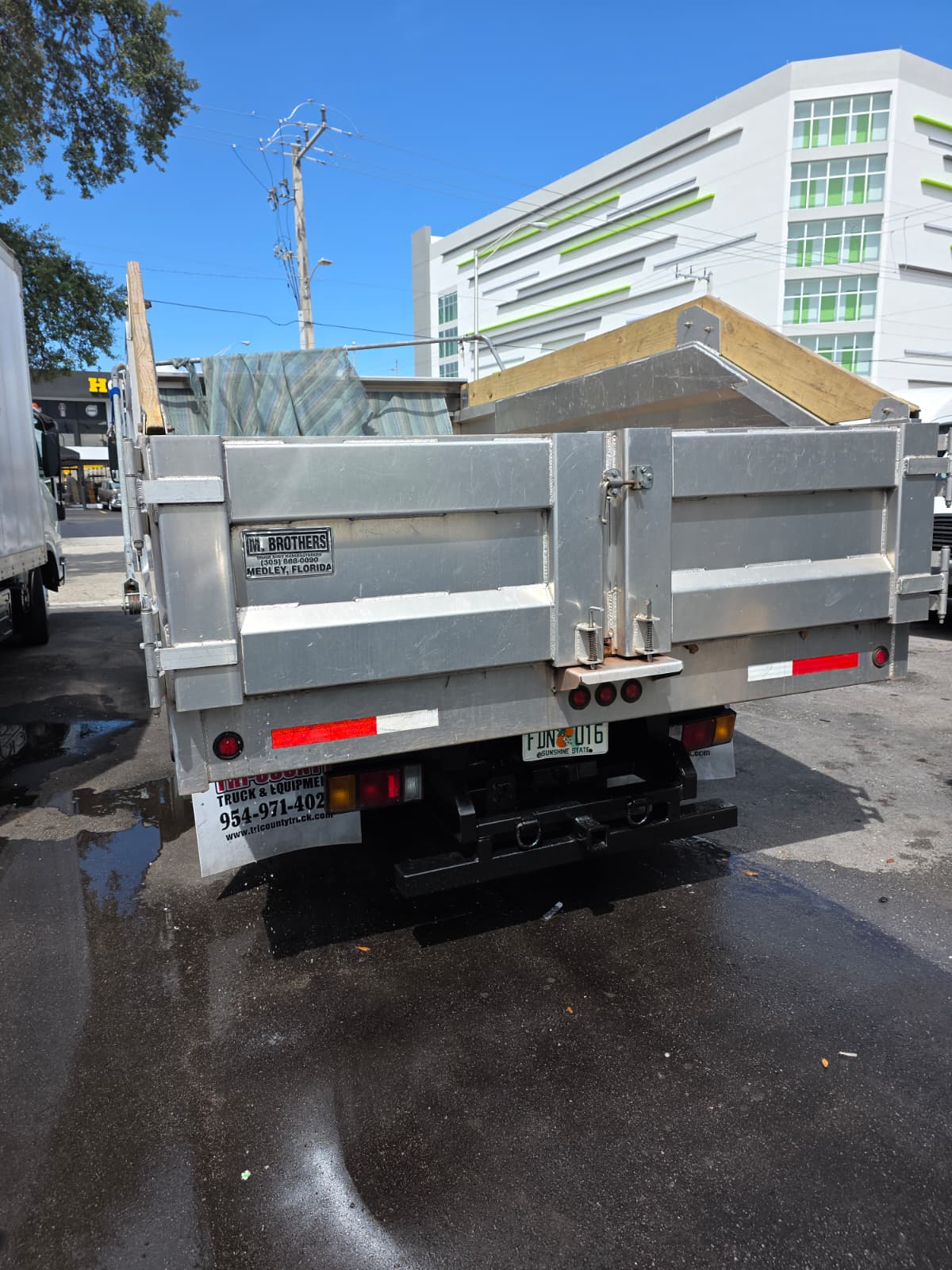 2019-isuzu-npr-dump-truck-florida-back